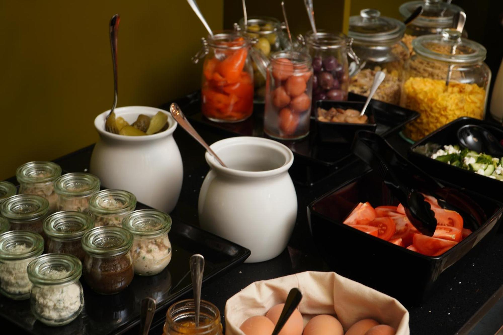 Hotel Pietryna Лодз Екстериор снимка