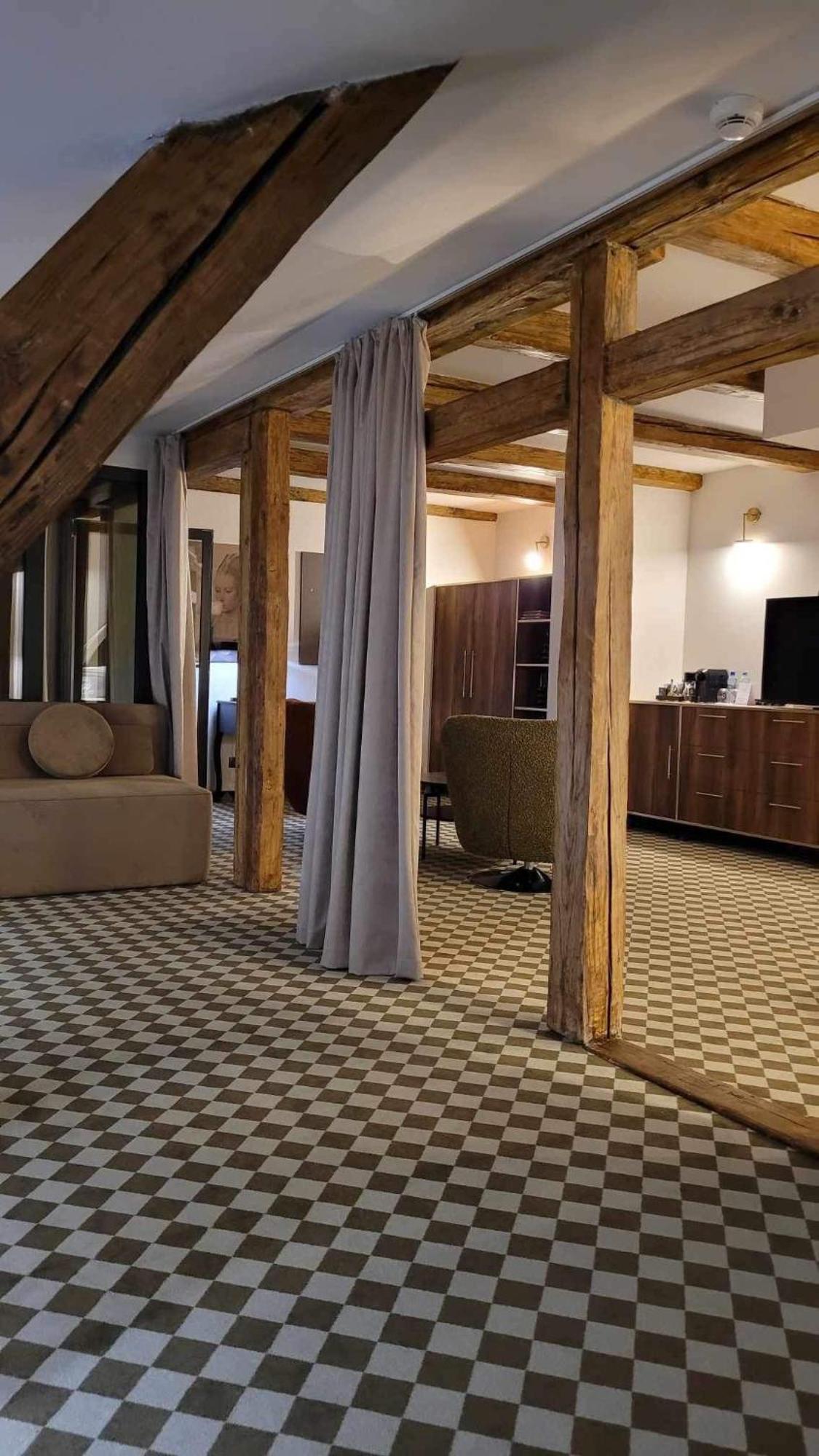 Hotel Pietryna Лодз Екстериор снимка
