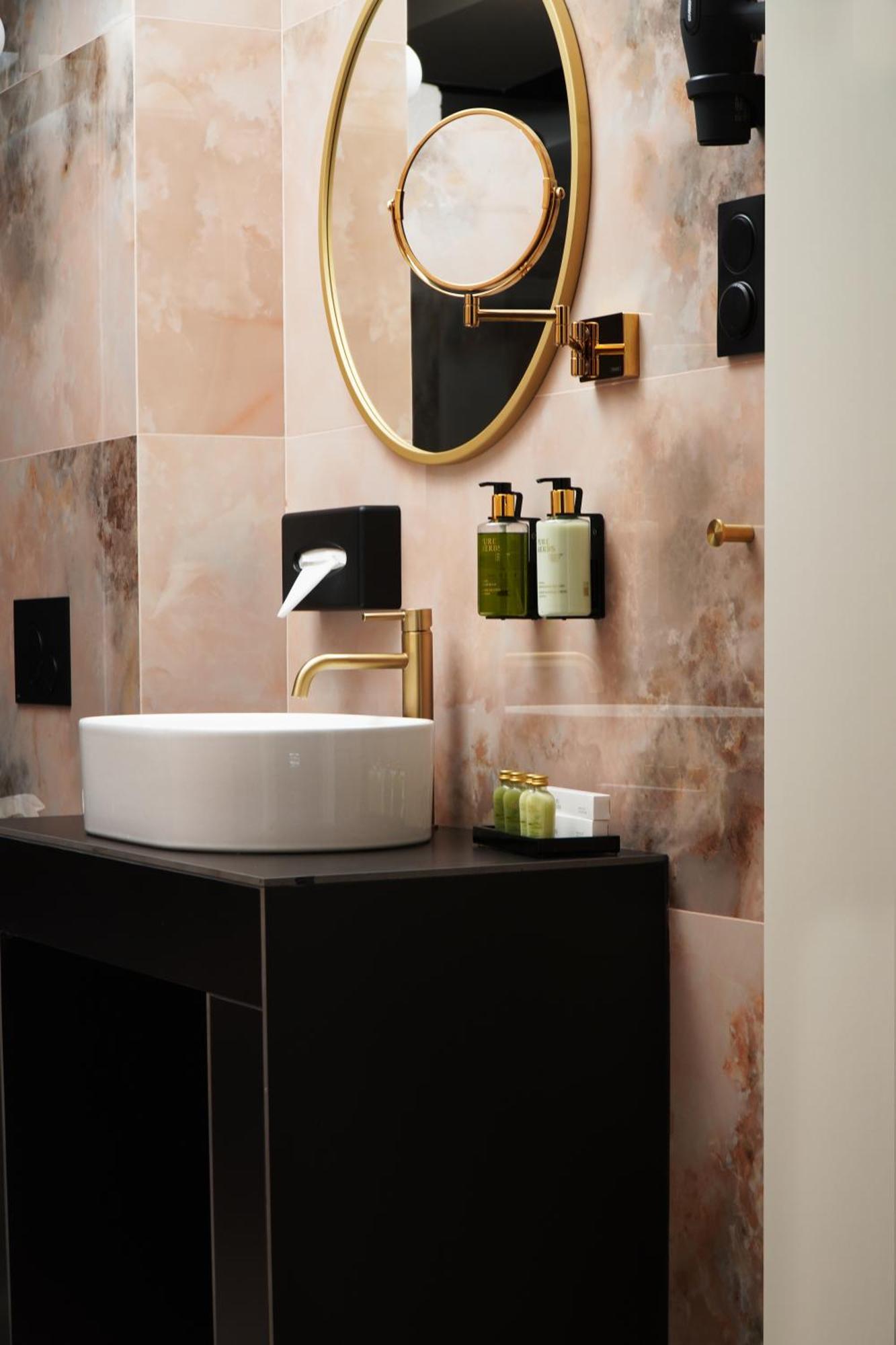 Hotel Pietryna Лодз Екстериор снимка