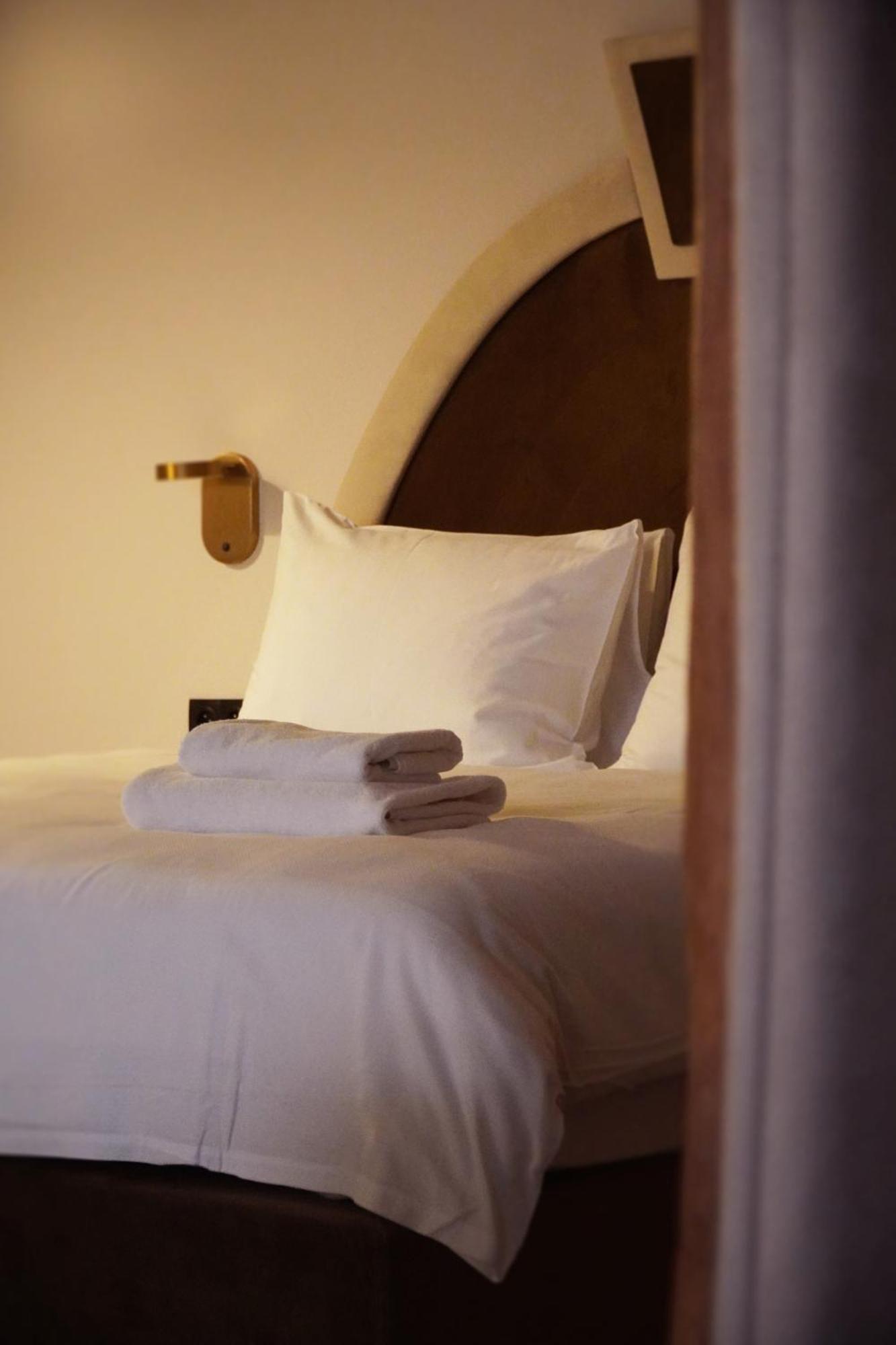Hotel Pietryna Лодз Екстериор снимка