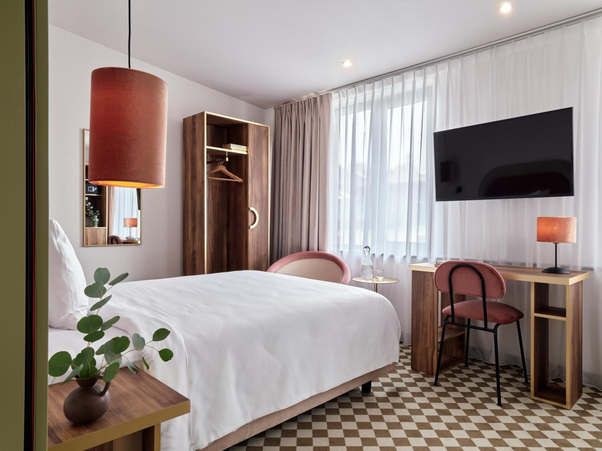 Hotel Pietryna Лодз Екстериор снимка